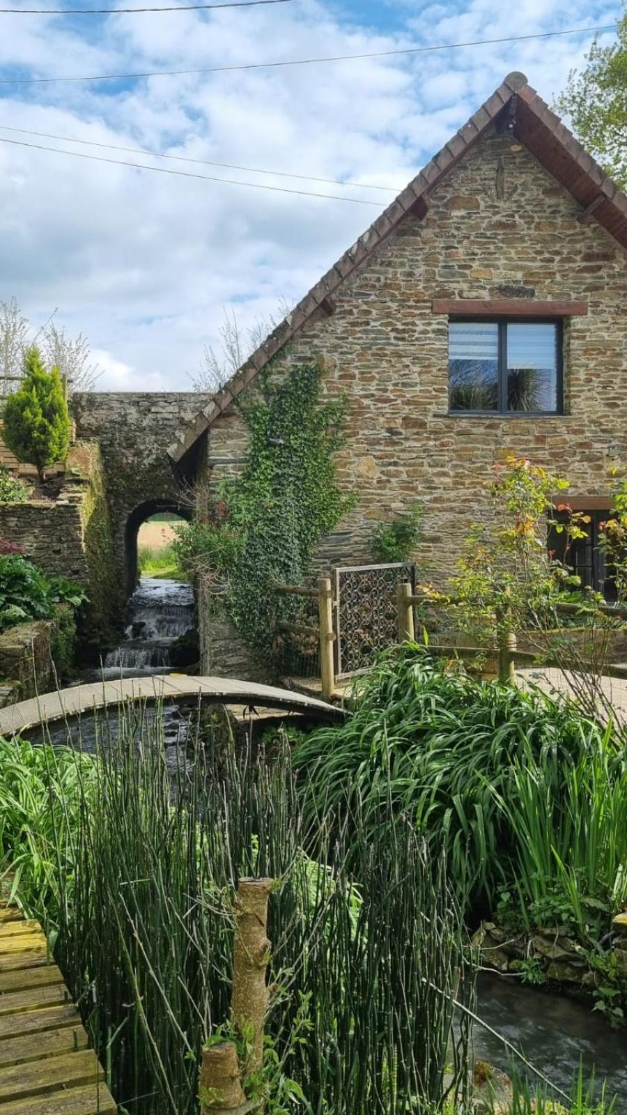 Ancien Moulin Pres D'Un Ruisseau Villa Sallen Exterior foto