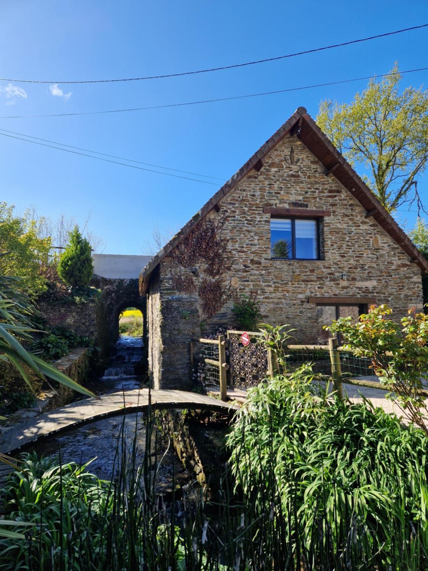 Ancien Moulin Pres D'Un Ruisseau Villa Sallen Exterior foto